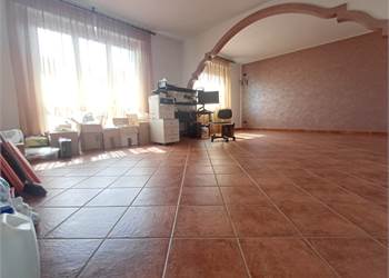 NOVARA-APPARTAMENTO RISTRUTTURATO 2/3 LOCALI CON BOX