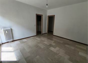 NOVARA-TRILOCALE CON BOX